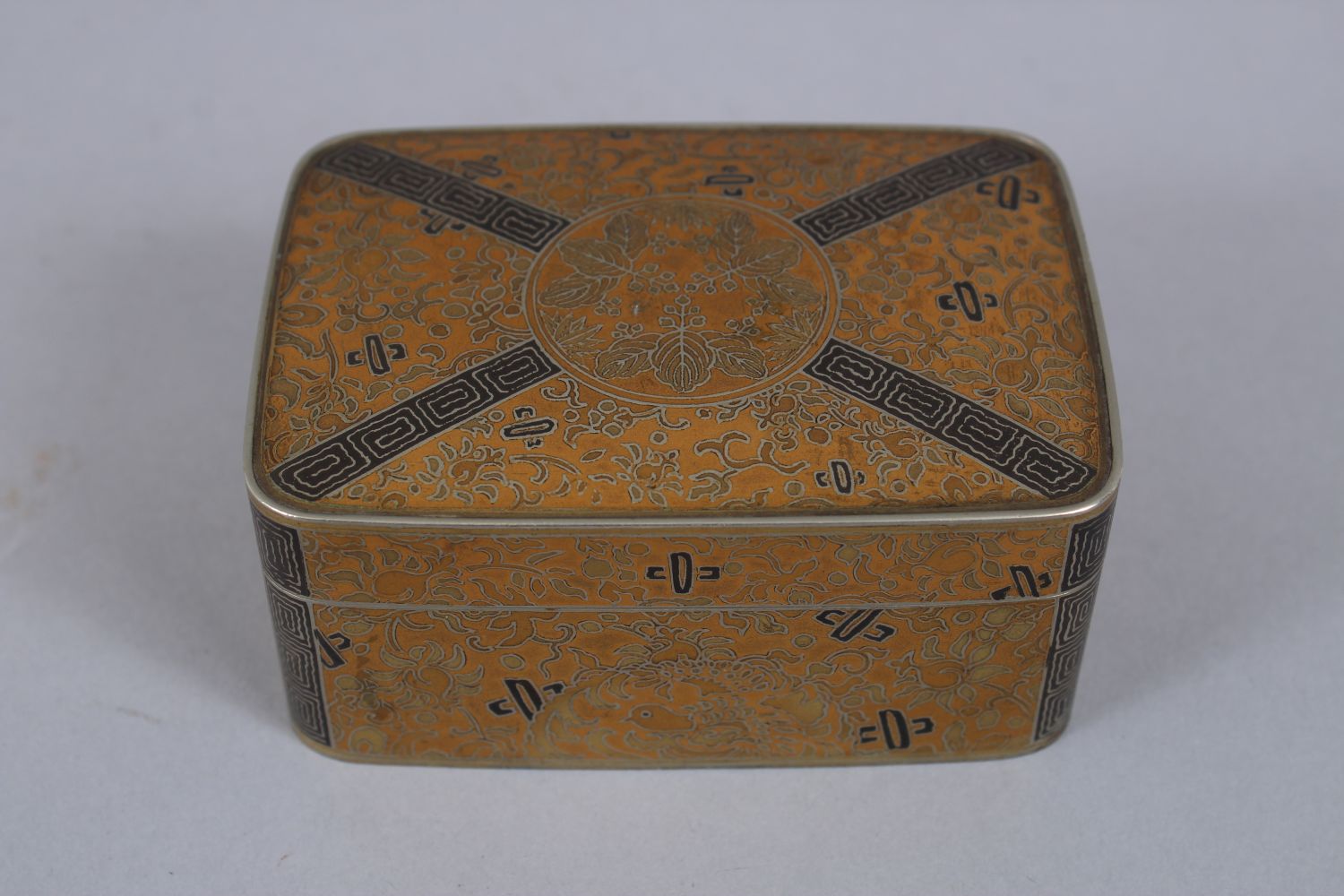 A GOOD JAPANESE MEIJI PERIOD BRONZE & MIXED METAL LIDDED BOX, decorated with geometric borders - Image 2 of 4