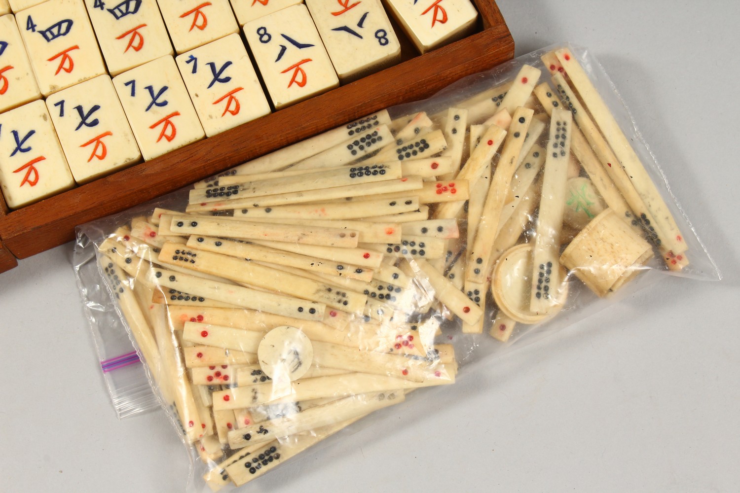 A GOOD 20TH CENTURY CHINESE MAHJONG GAMES BOX WITH ITS BONE PIECES, the front with a removable panel - Image 7 of 10
