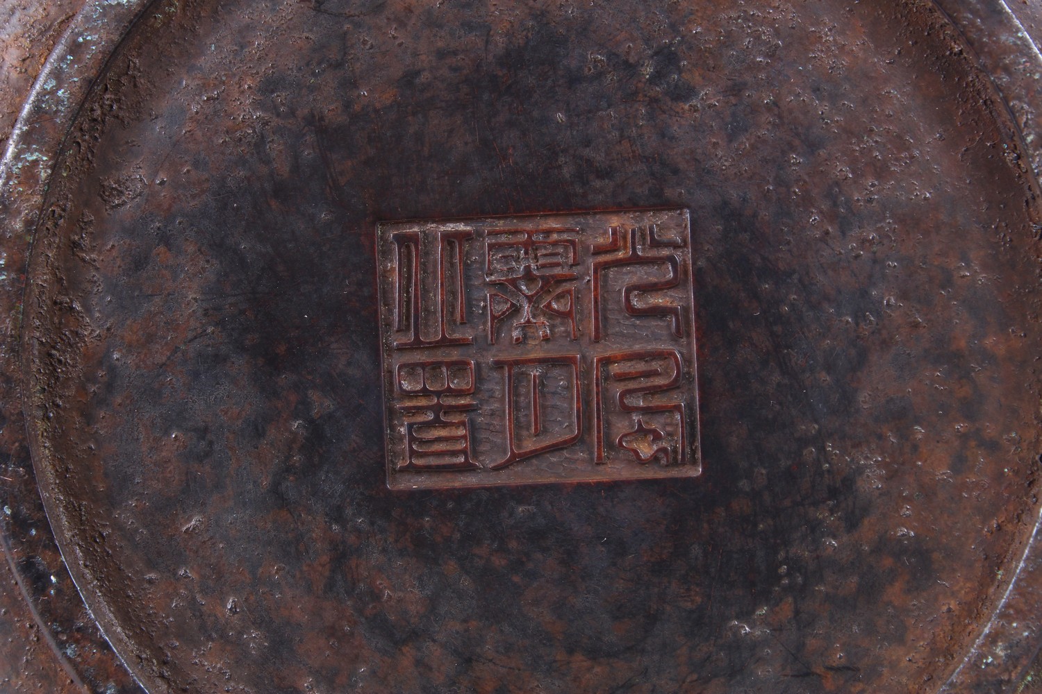 A HEAVY QUALITY CHINESE BRONZE CENSER, with moulded lion dog mask handles and a maker’s mark pressed - Image 8 of 8