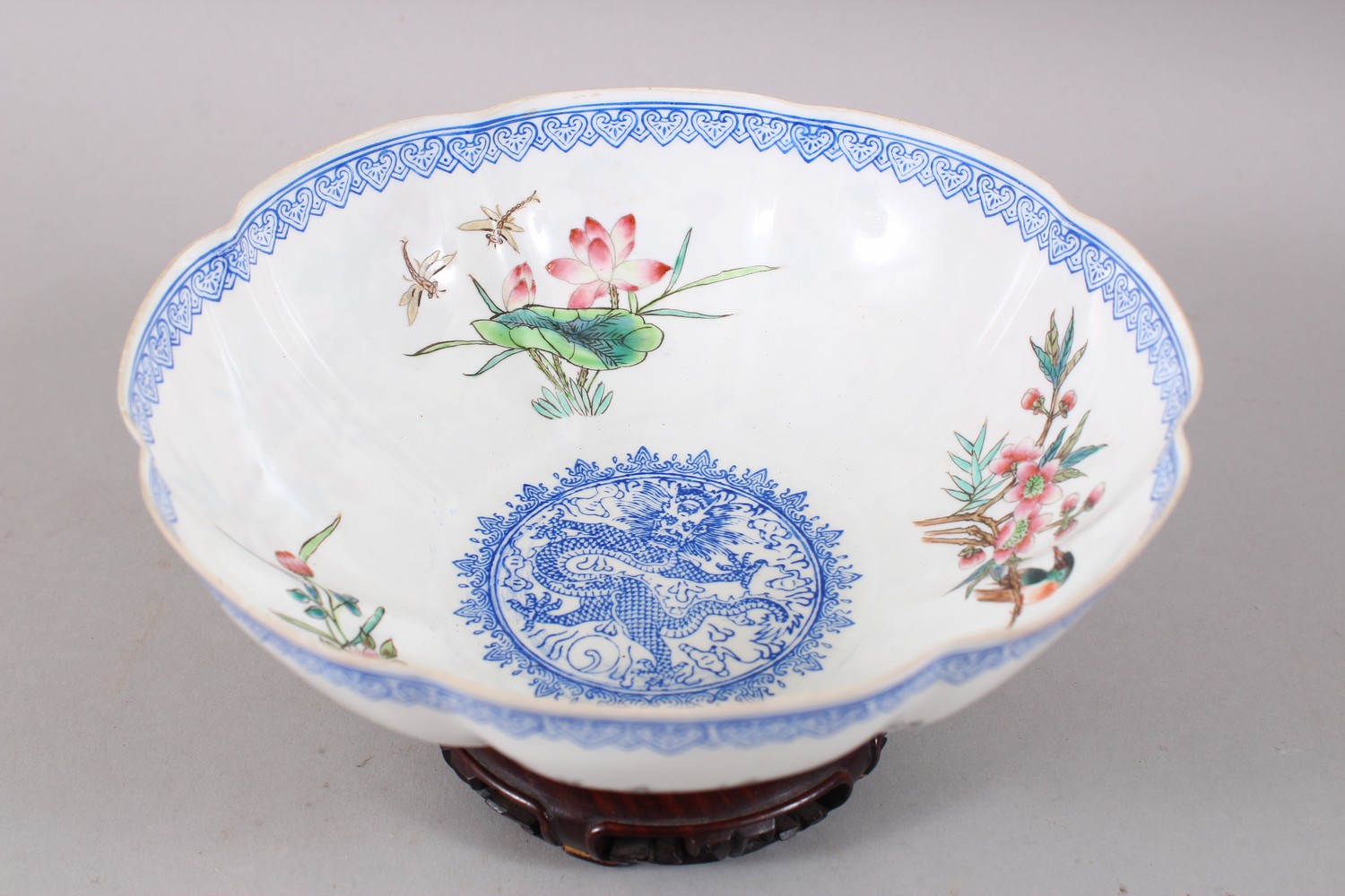 A GOOD CHINESE 20TH CENTURY EGGSHELL PORCELAIN BOWL, decorated with scenes of lotus flowers and blue - Image 4 of 6