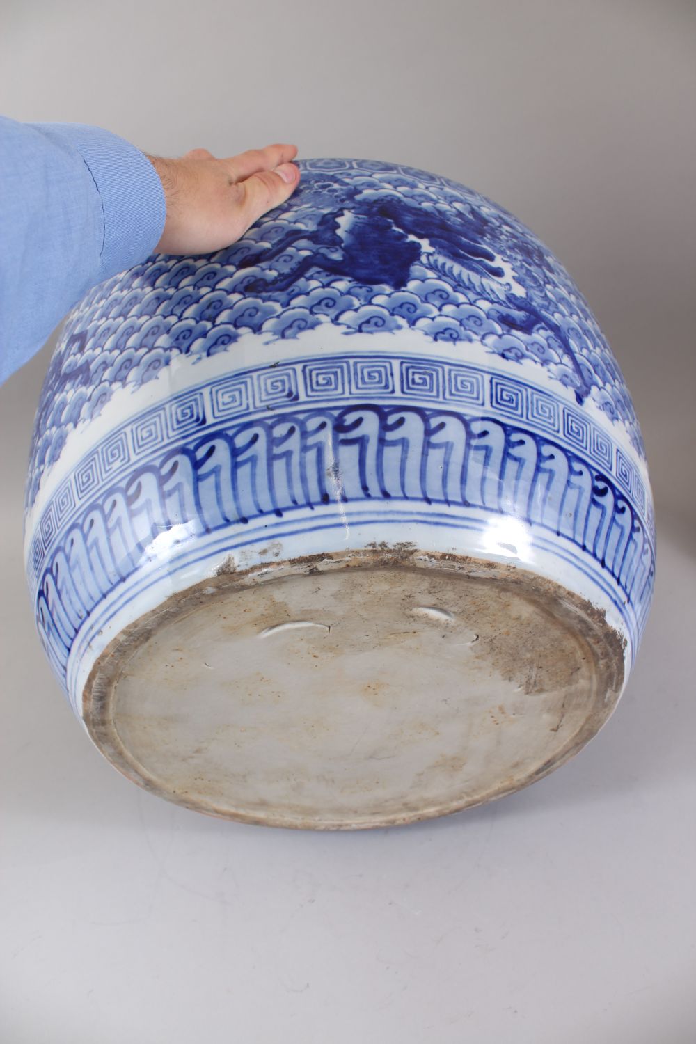 A GOOD JAPANESE MEIJI PERIOD BLUE & WHITE ARITA PORCELAIN JARDINIERE, decorated with scenes of - Image 6 of 6