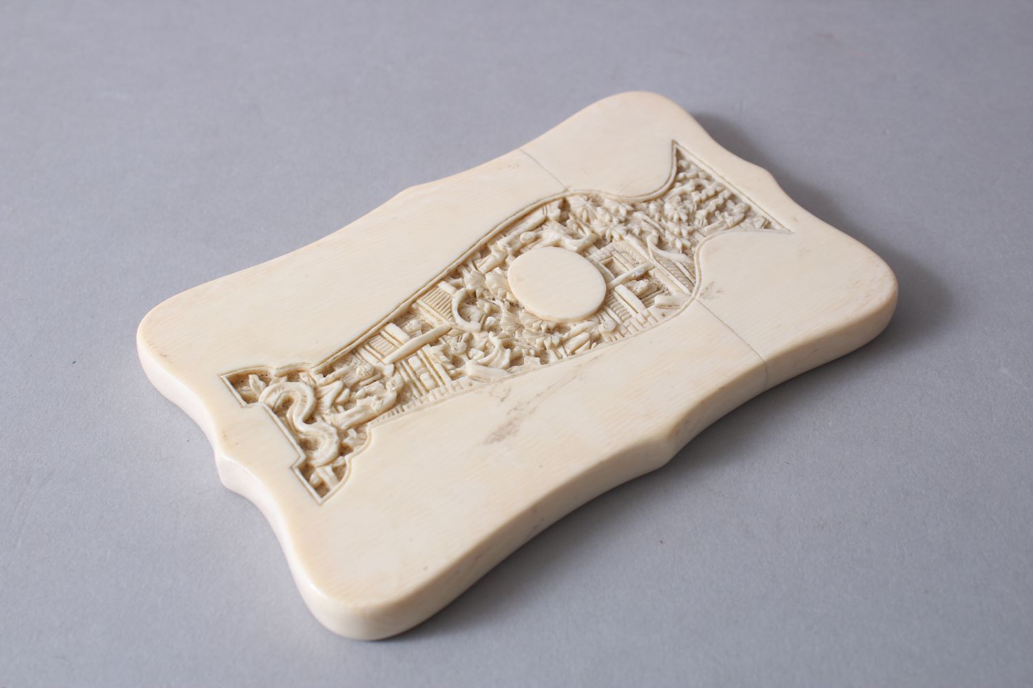 A GOOD 19TH CENTURY CHINESE CANTON CARVED IVORY CARD CASE, the central section with shaped panels in - Image 2 of 2