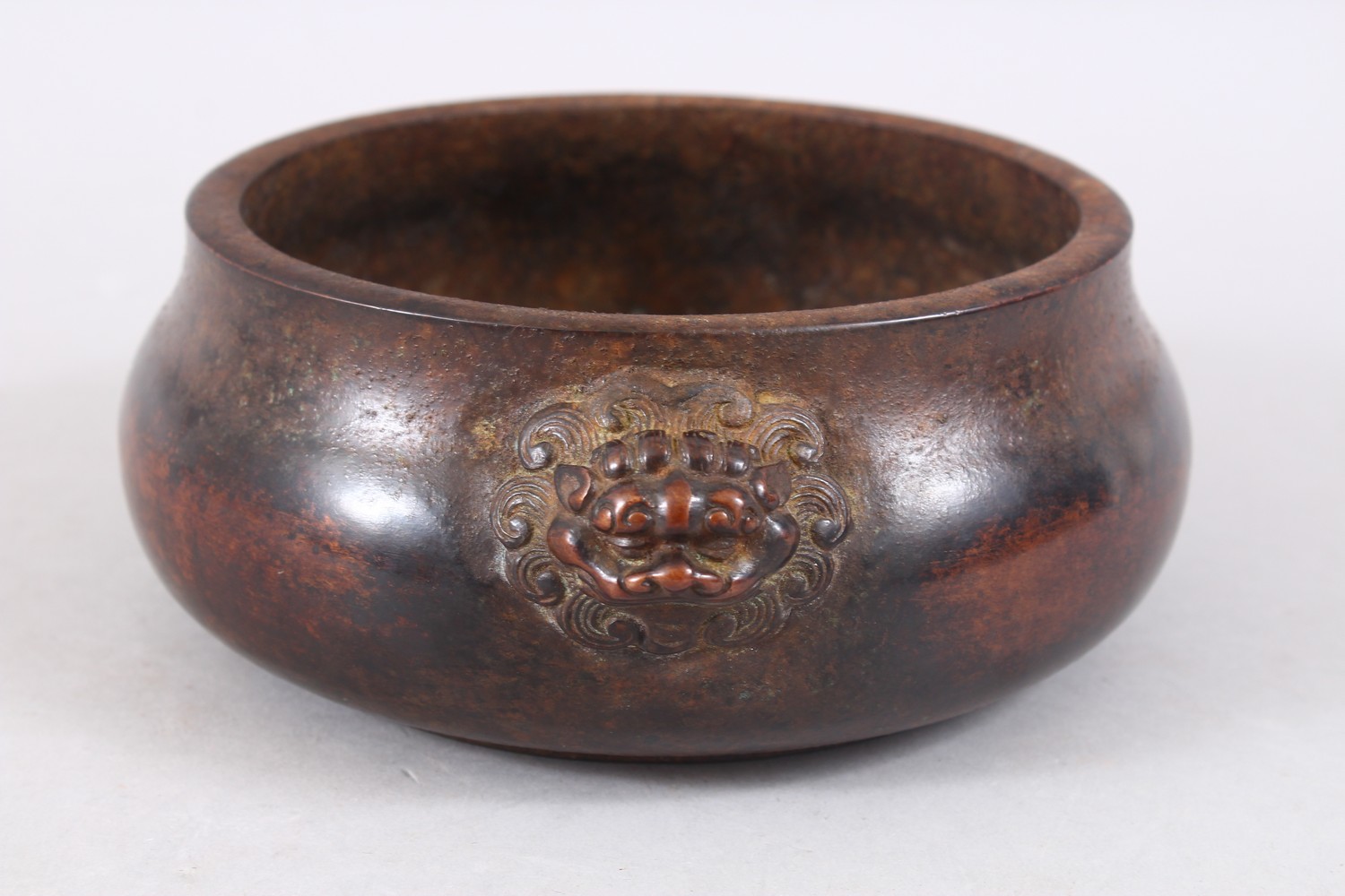 A HEAVY QUALITY CHINESE BRONZE CENSER, with moulded lion dog mask handles and a maker’s mark pressed - Image 2 of 8
