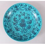 A CHINESE 20TH CENTURY TURQUOISE GROUND PLATE OF EIGHT IMMORTALS, with eight immortals decoration