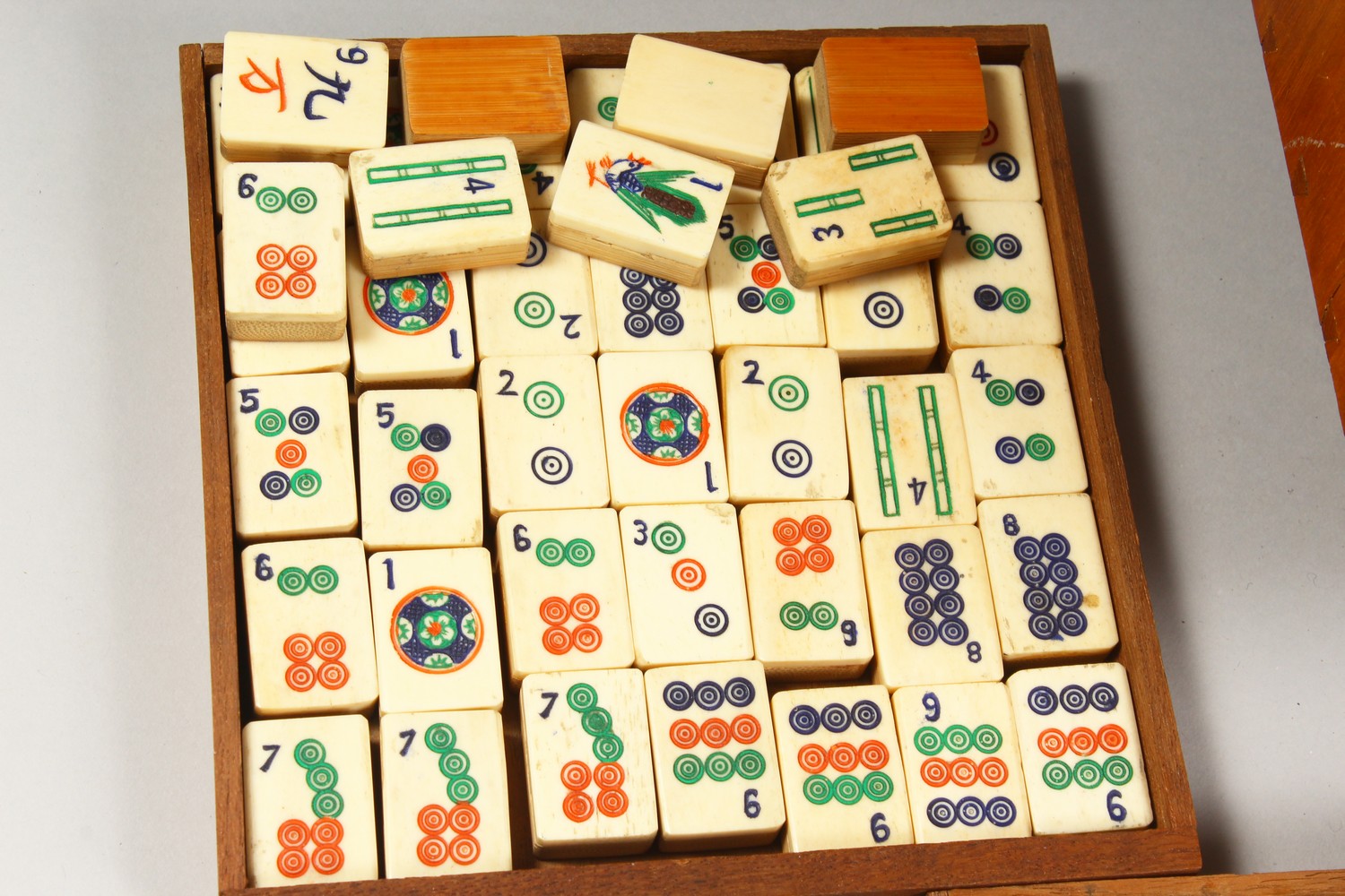 A GOOD 20TH CENTURY CHINESE MAHJONG GAMES BOX WITH ITS BONE PIECES, the front with a removable panel - Image 4 of 10