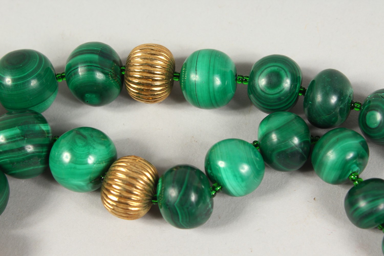 A GOOD CHINESE GREEN JADE / JADE LIKE SPHERICAL NECKLACE / BEADS 46CM, - Image 5 of 6