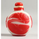 A CHINESE OVERLAY SNUFF BOTTLE AND STOPPER, 6.8CM.