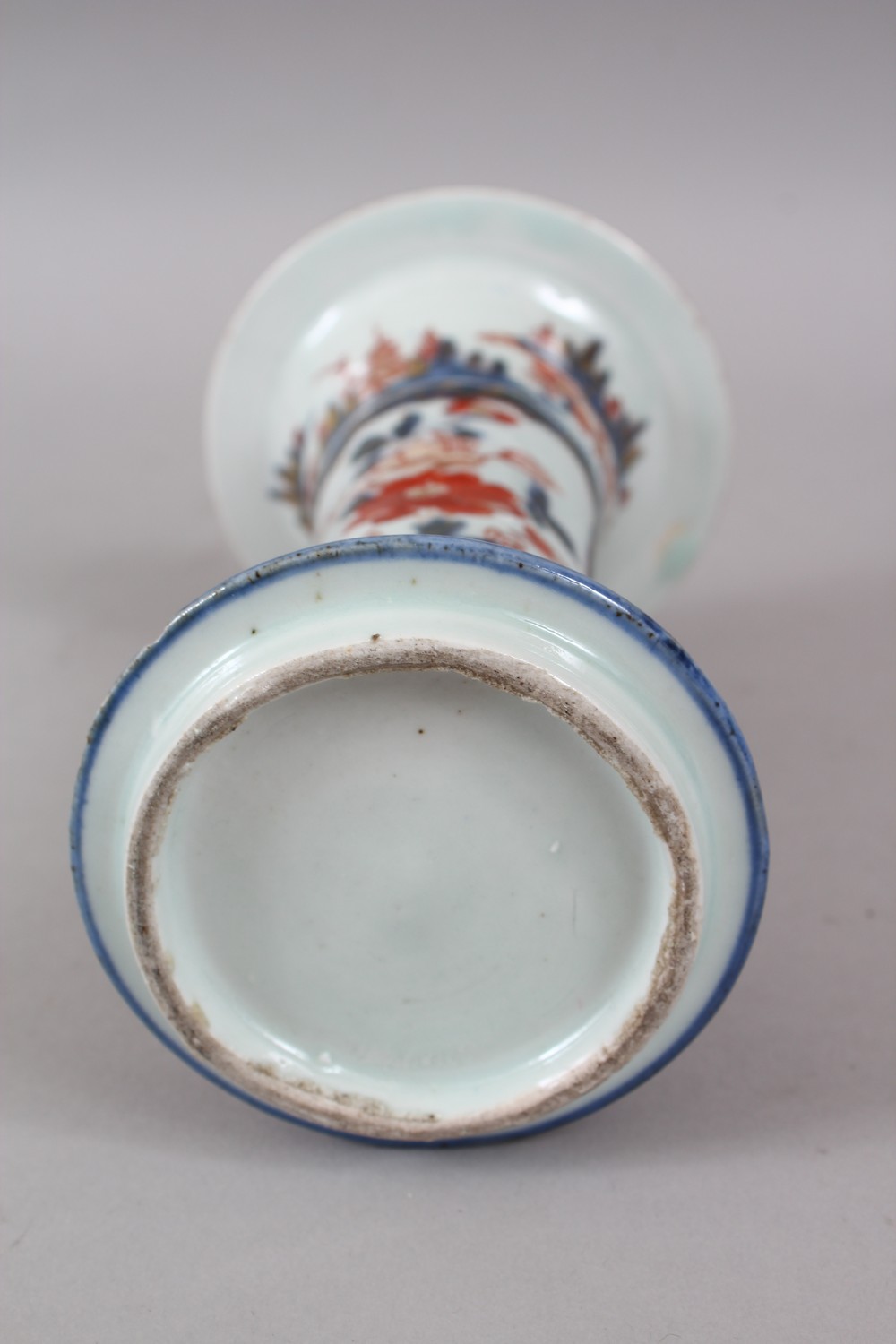 A GOOD JAPANESE EDO PERIOD IMARI PORCELAIN BEAKER, decorated with displays of ikebana and phoenix - Image 6 of 7