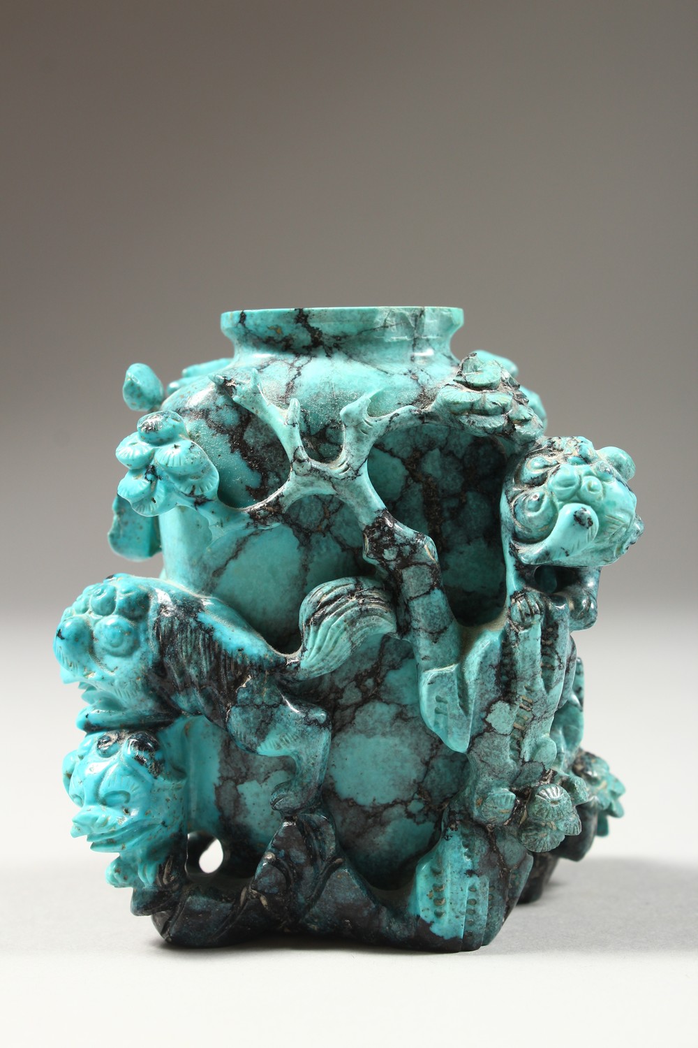 A GOOD CHINESE CARVED TURQUOISE STONE SNUFF BOTTLE / POT; the body of the bottle carved in relief - Image 5 of 9