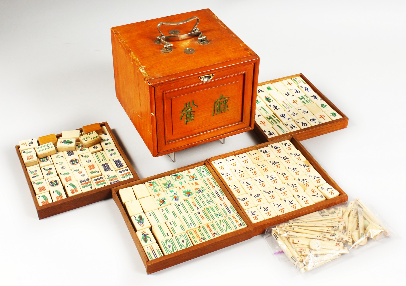 A GOOD 20TH CENTURY CHINESE MAHJONG GAMES BOX WITH ITS BONE PIECES, the front with a removable panel