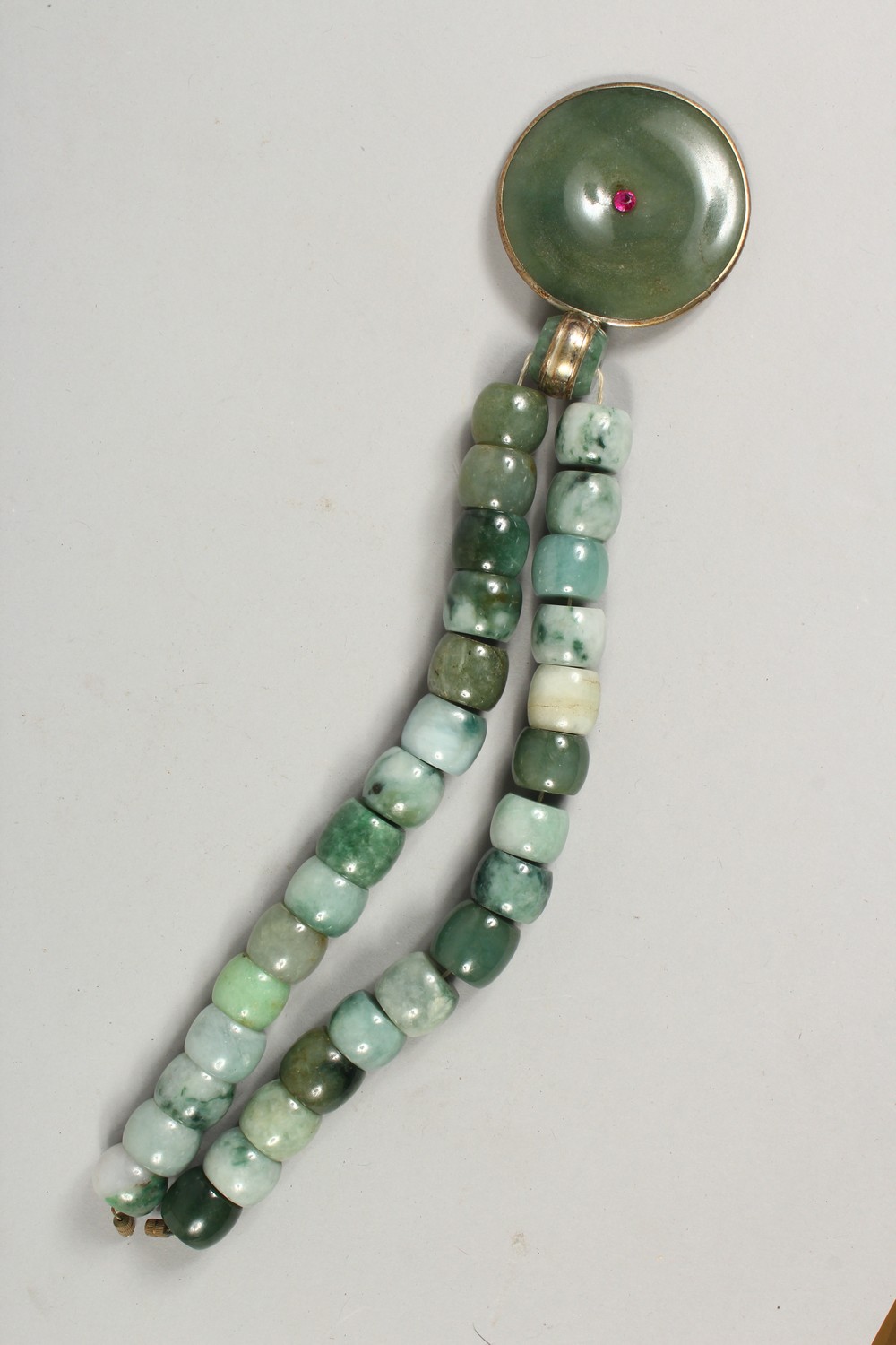 A GOOD CHINESE JADE / JADELIKE HARDSTONE BEAD NECKLACE AND PENDANT, 44cm open. - Image 3 of 7