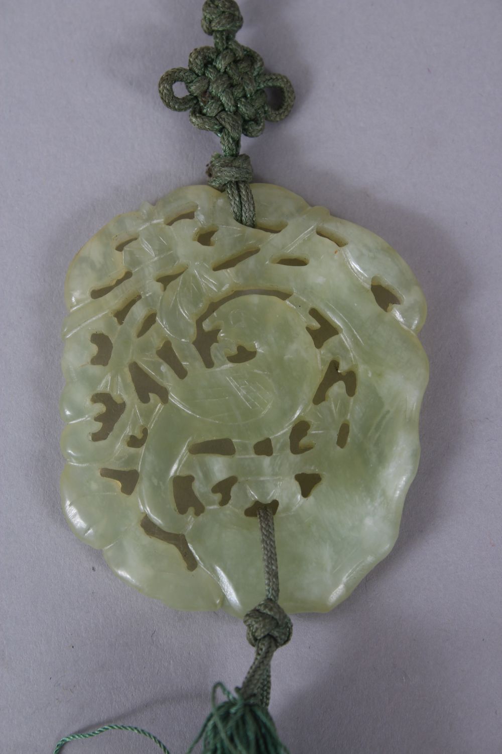 A GOOD 19TH / 20TH CENTURY CHINESE CARVED JADE OF A PARROT, complete with a silk tassel set, 5.5cm - Image 2 of 3