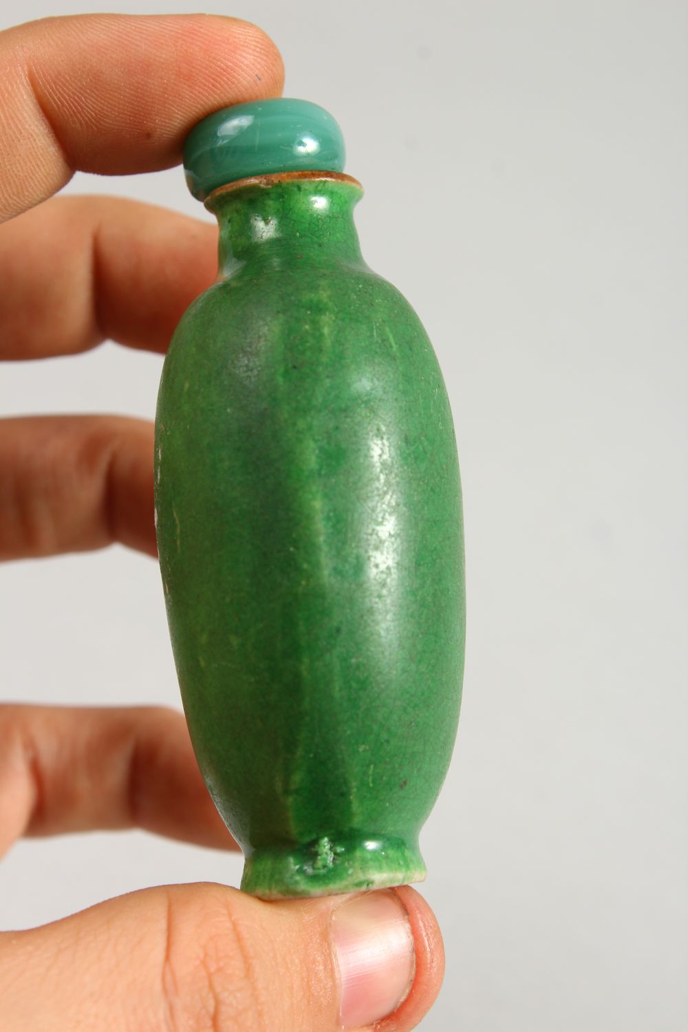 A CHINESE GREEN GROUND PORCELAIN SNUFF BOTTLE AND STOPPER, 8.5CM. - Image 6 of 11