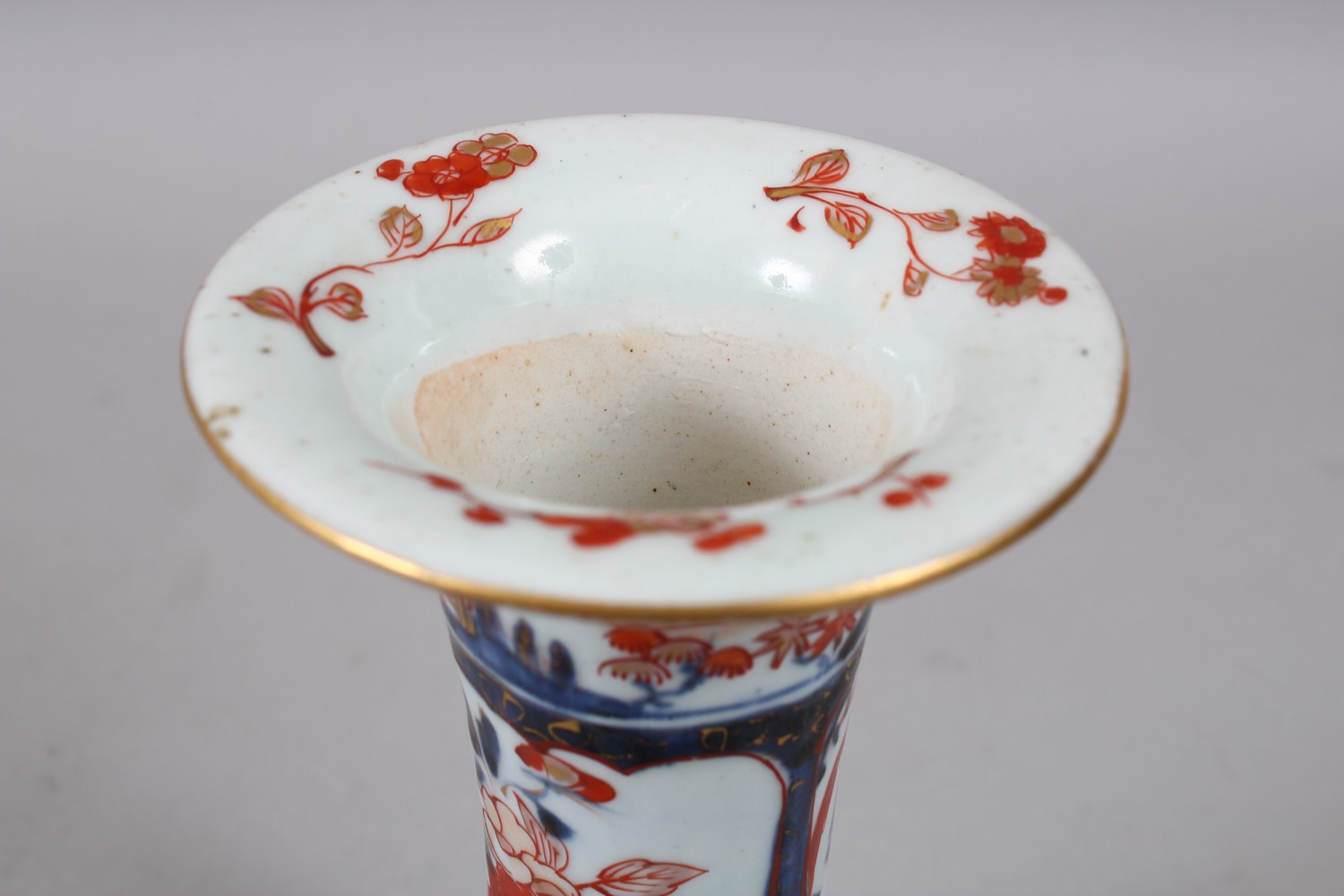 A GOOD JAPANESE EDO PERIOD IMARI PORCELAIN BEAKER, decorated with displays of ikebana and phoenix - Image 5 of 7