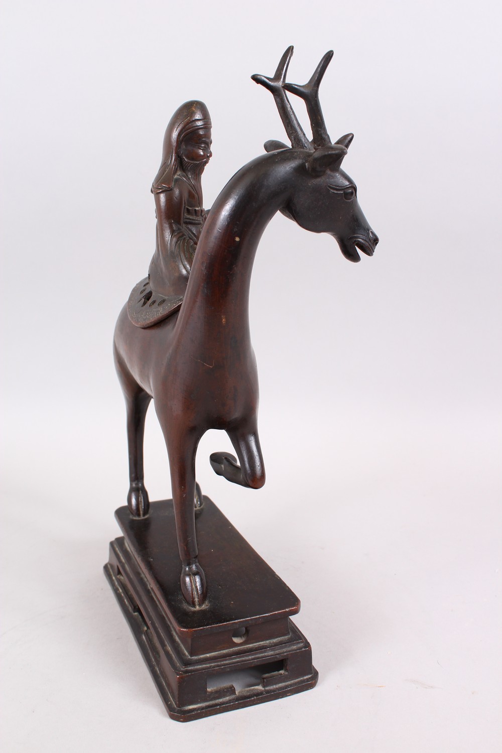 A 19TH CENTURY CHINESE BRONZE CENSER / BURNER OF A DEER, the deer in a gentle pose with one hoof - Image 5 of 7