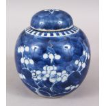 AN EARLY 20TH CENTURY CHINESE BLUE & WHITE PORCELAIN JAR & COVER, the base with double blue rings,