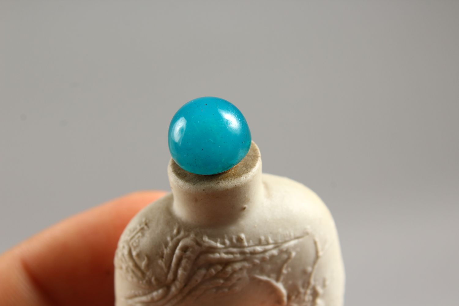 A LANDSCAPE DESIGN SNUFF BOTTLE with blue stopper, 6.2cm - Image 6 of 9