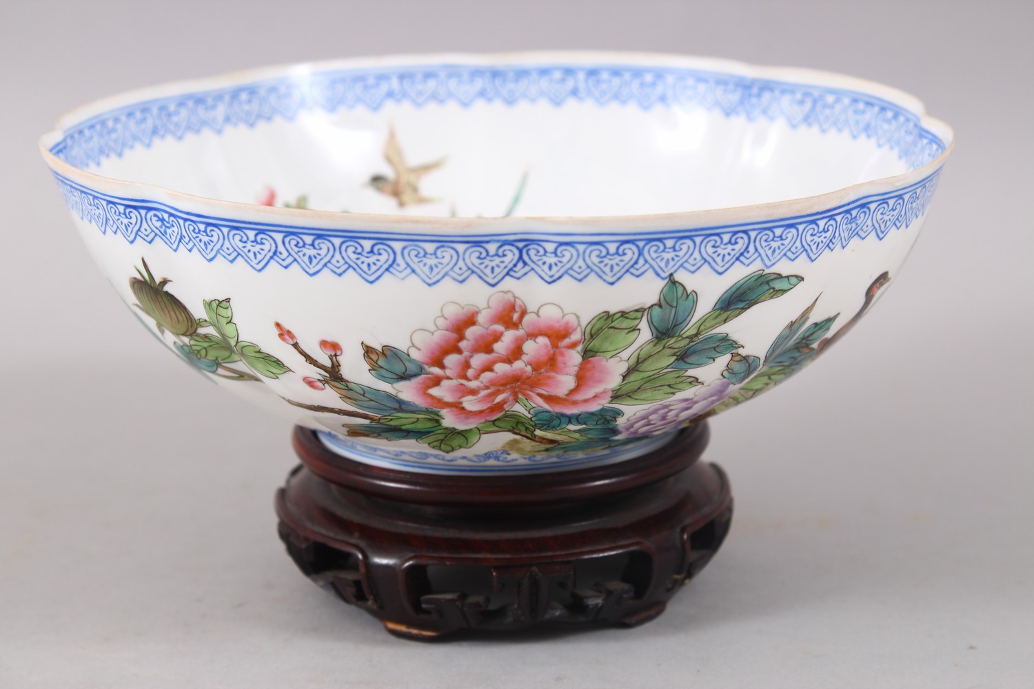 A GOOD CHINESE 20TH CENTURY EGGSHELL PORCELAIN BOWL, decorated with scenes of lotus flowers and blue - Image 2 of 6
