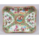 A GOOD 19TH CENTURY CHINESE CANTON FAMILLE ROSE PORCELAIN RECTANGULAR DISH, decorated with panels