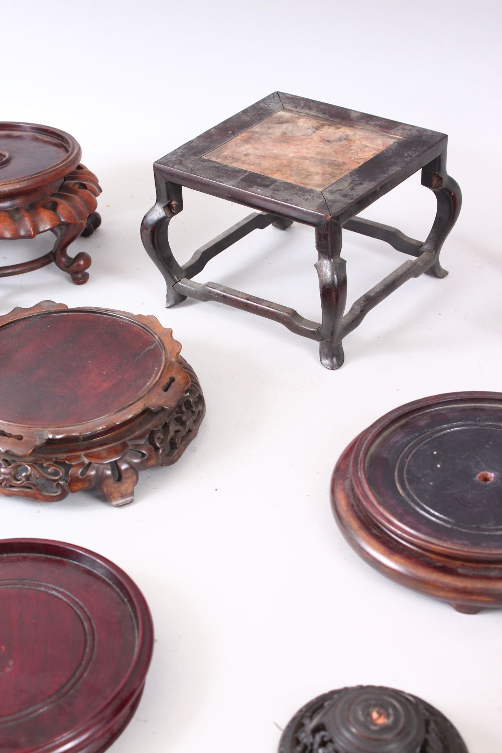 A MIXED LOT OF 15 19TH / 20TH CENTURY CHINESE CARVED AND PIERCED HARDWOOD STANDS, various styles, - Image 3 of 5