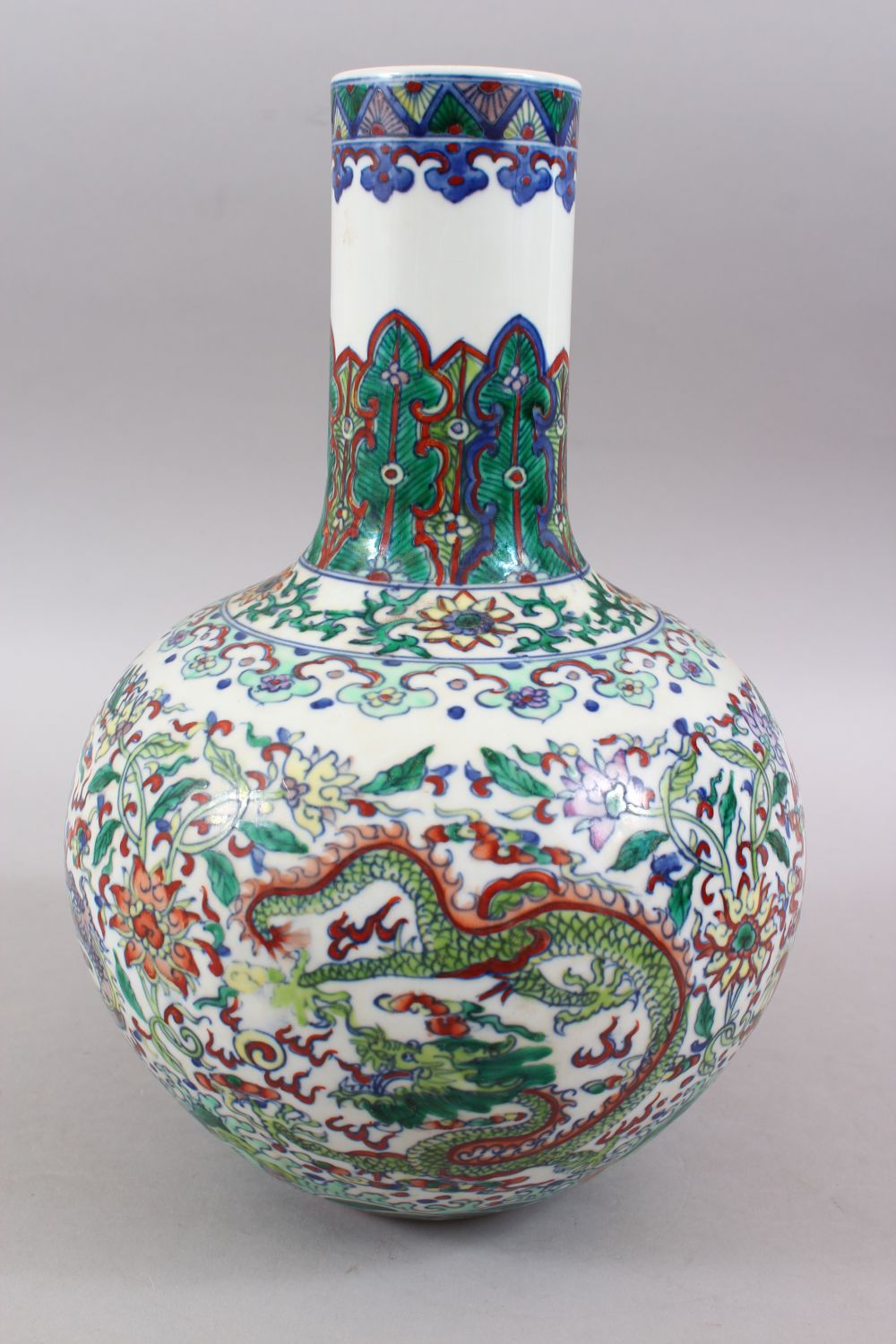 A GOOD CHINESE KANGXI STYLE DOUCAI PORCELAIN BOTTLE VASE, decorated with dragons surrounded by - Image 2 of 11