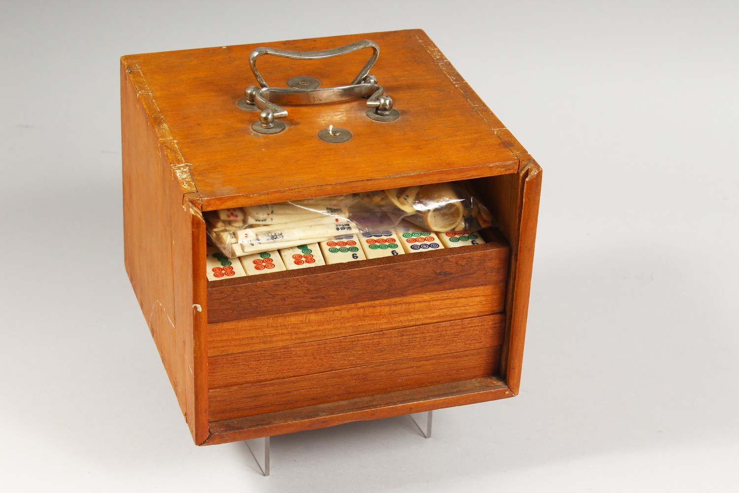 A GOOD 20TH CENTURY CHINESE MAHJONG GAMES BOX WITH ITS BONE PIECES, the front with a removable panel - Image 9 of 10