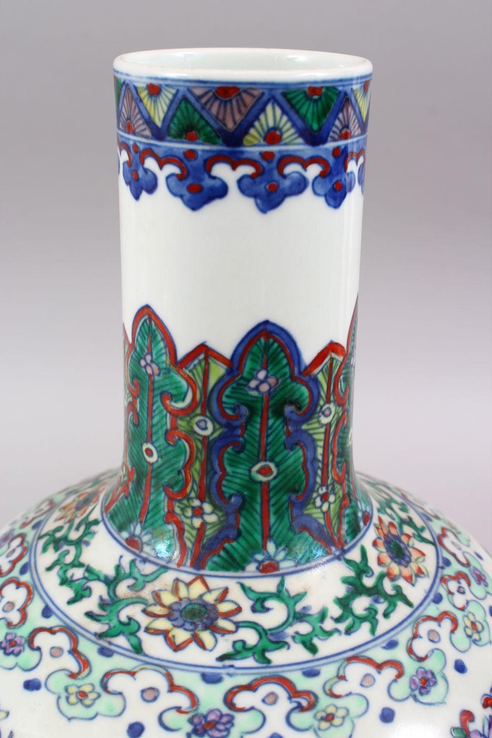 A GOOD CHINESE KANGXI STYLE DOUCAI PORCELAIN BOTTLE VASE, decorated with dragons surrounded by - Image 8 of 11