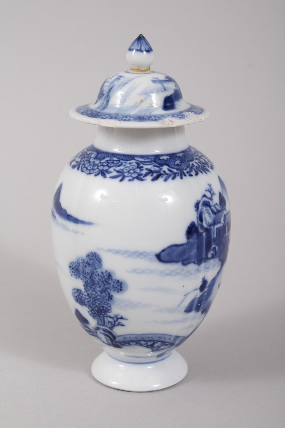 A GOOD CHINESE BLUE AND WHITE PORCELAIN TEA CADDY AND COVER, decorated with landscape scenes, 14cm - Image 2 of 4