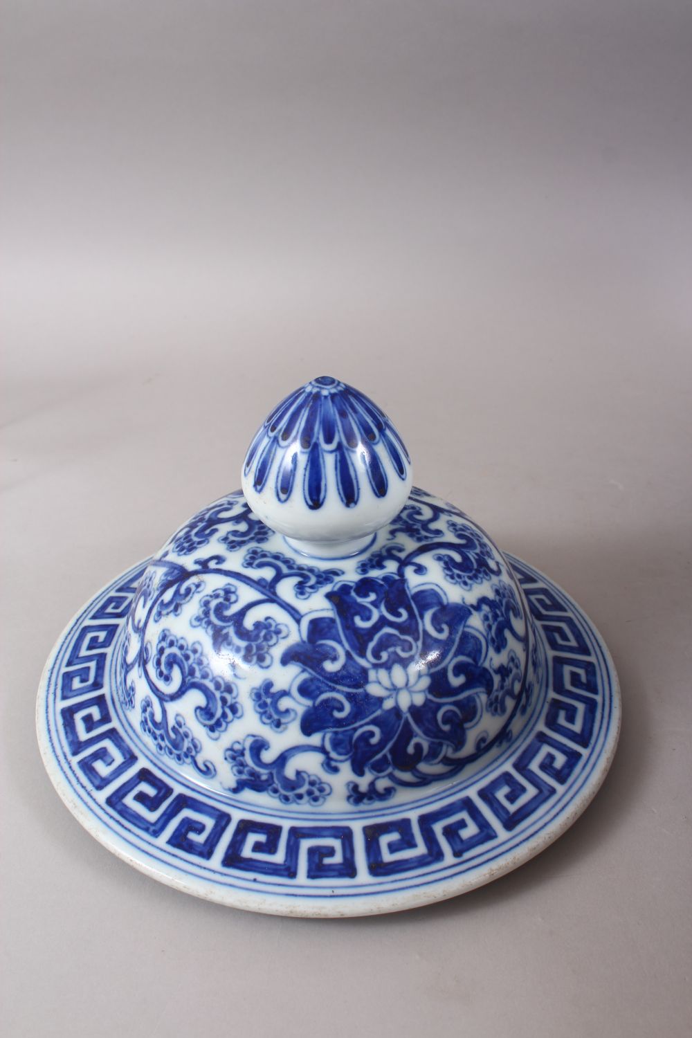 A LARGE CHINESE BLUE & WHITE PORCELAIN LIDDED JAR, the body decorated with scenes of formal - Image 5 of 8