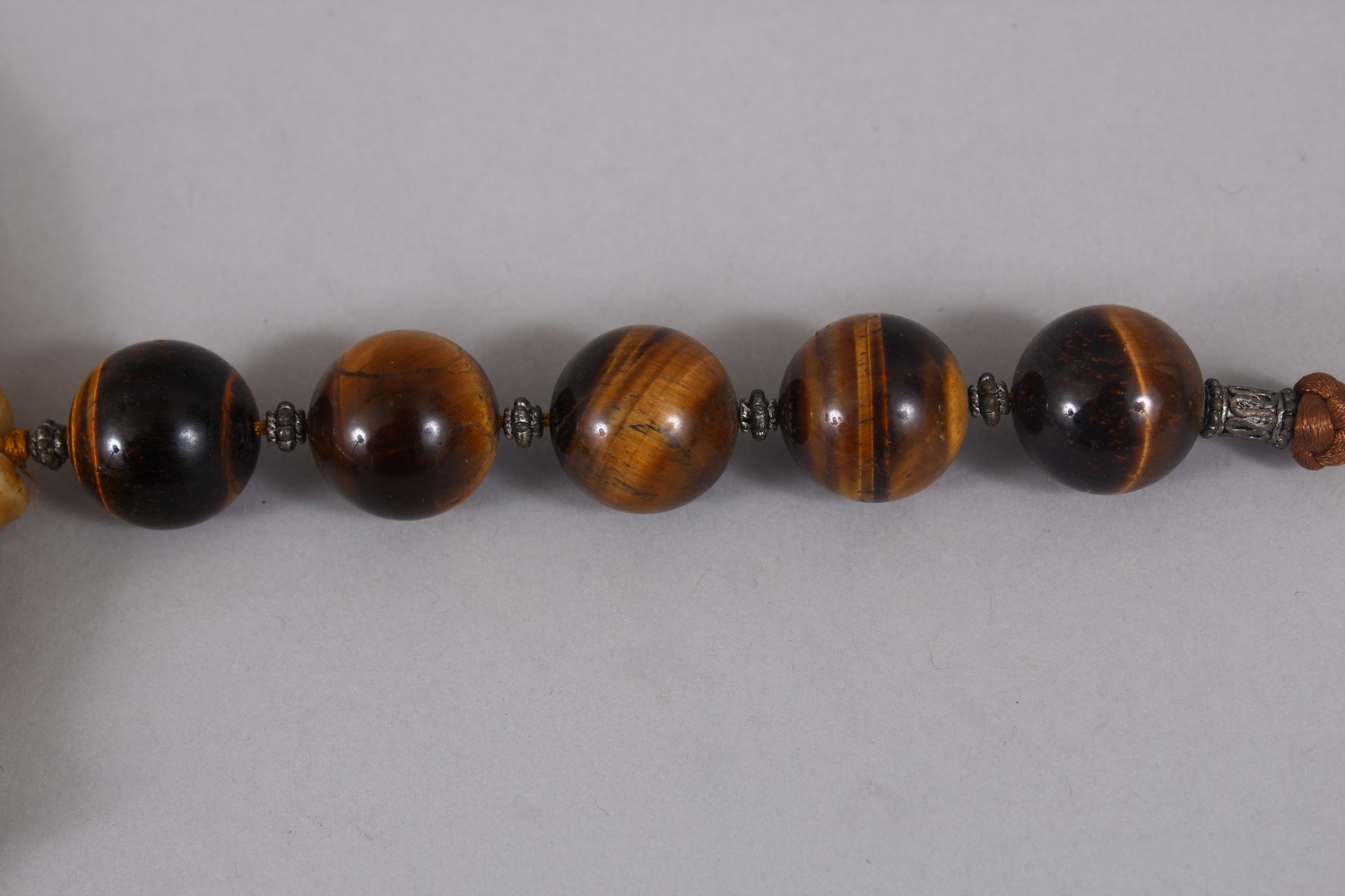 A GOOD 19TH / 20TH CENTURY CHINESE CARVED NEPHRITE HARDSTONE ROUNDEL WITH TIGER EYE BEADS, the - Image 4 of 4