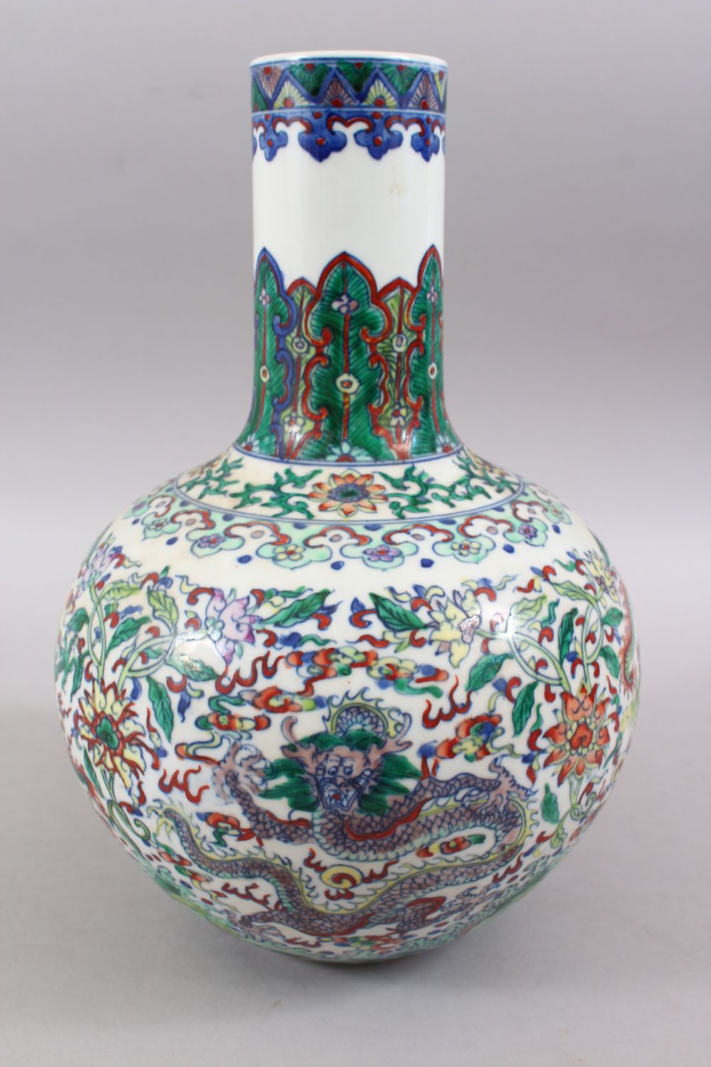 A GOOD CHINESE KANGXI STYLE DOUCAI PORCELAIN BOTTLE VASE, decorated with dragons surrounded by - Image 3 of 11