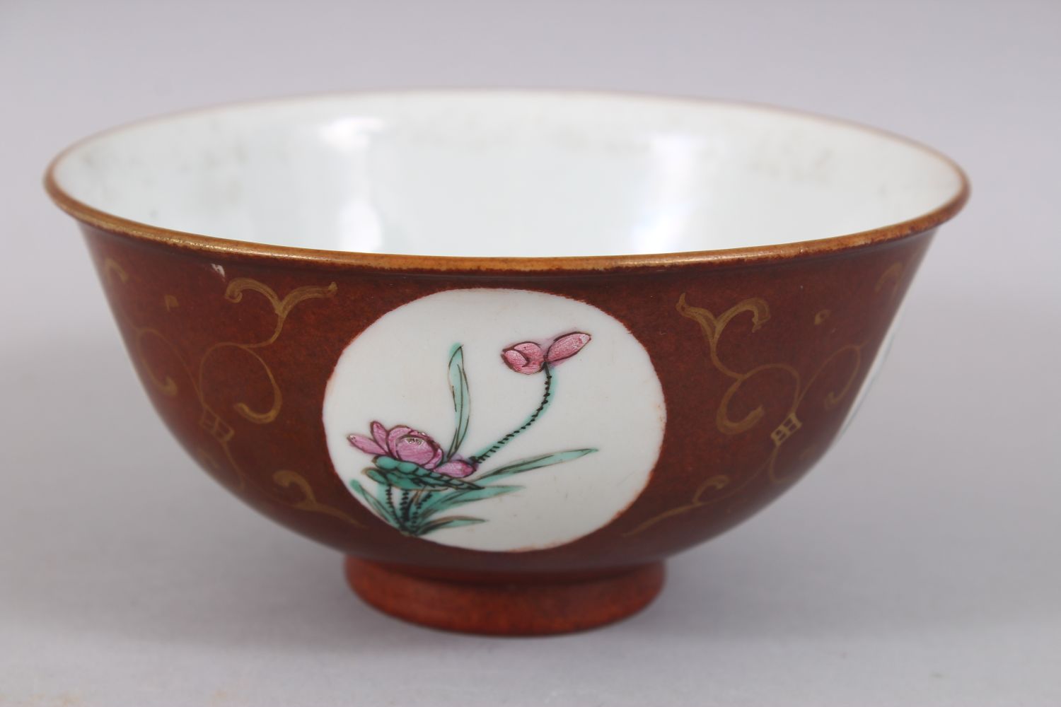 A CHINESE REPUBLIC STYLE BROWN GROUND FAMILLE ROSE PORCELAIN BOWL, with roundel panels of floral - Image 4 of 6