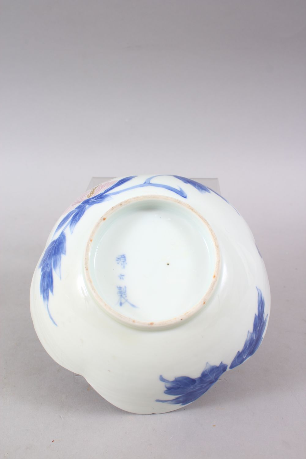 A GOOD JAPANESE MEIJI PERIOD BLUE & WHITE LEAF FORMED BOWL, decorated with blue & pink floral - Image 3 of 4