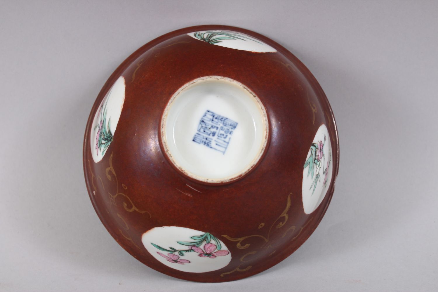 A CHINESE REPUBLIC STYLE BROWN GROUND FAMILLE ROSE PORCELAIN BOWL, with roundel panels of floral - Image 5 of 6