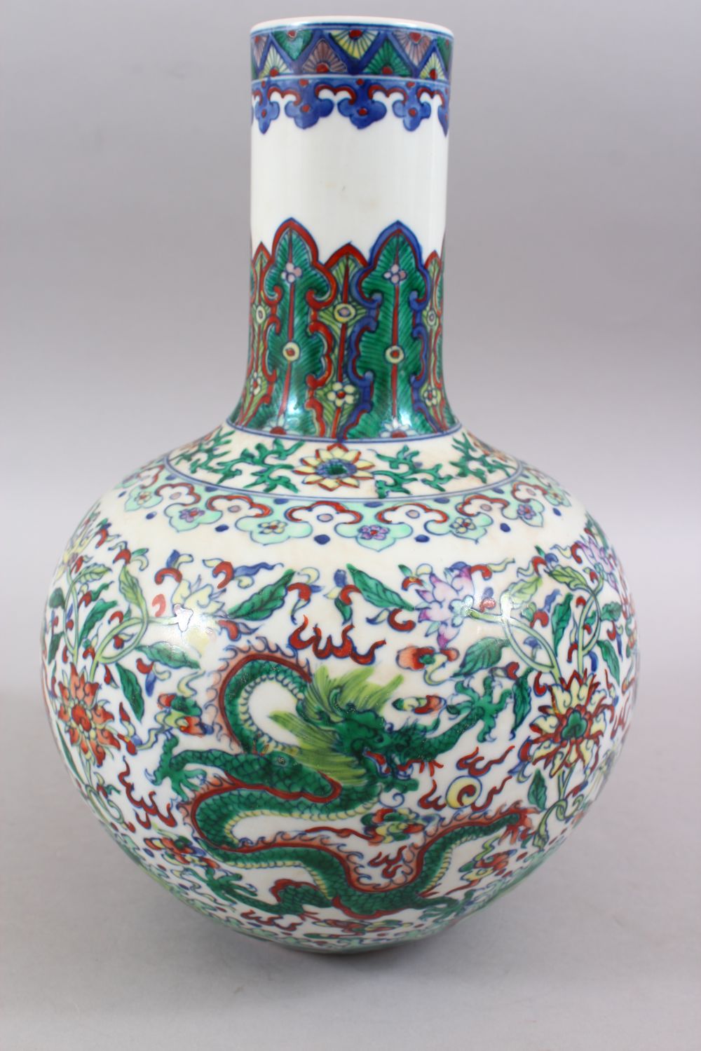 A GOOD CHINESE KANGXI STYLE DOUCAI PORCELAIN BOTTLE VASE, decorated with dragons surrounded by - Image 4 of 11