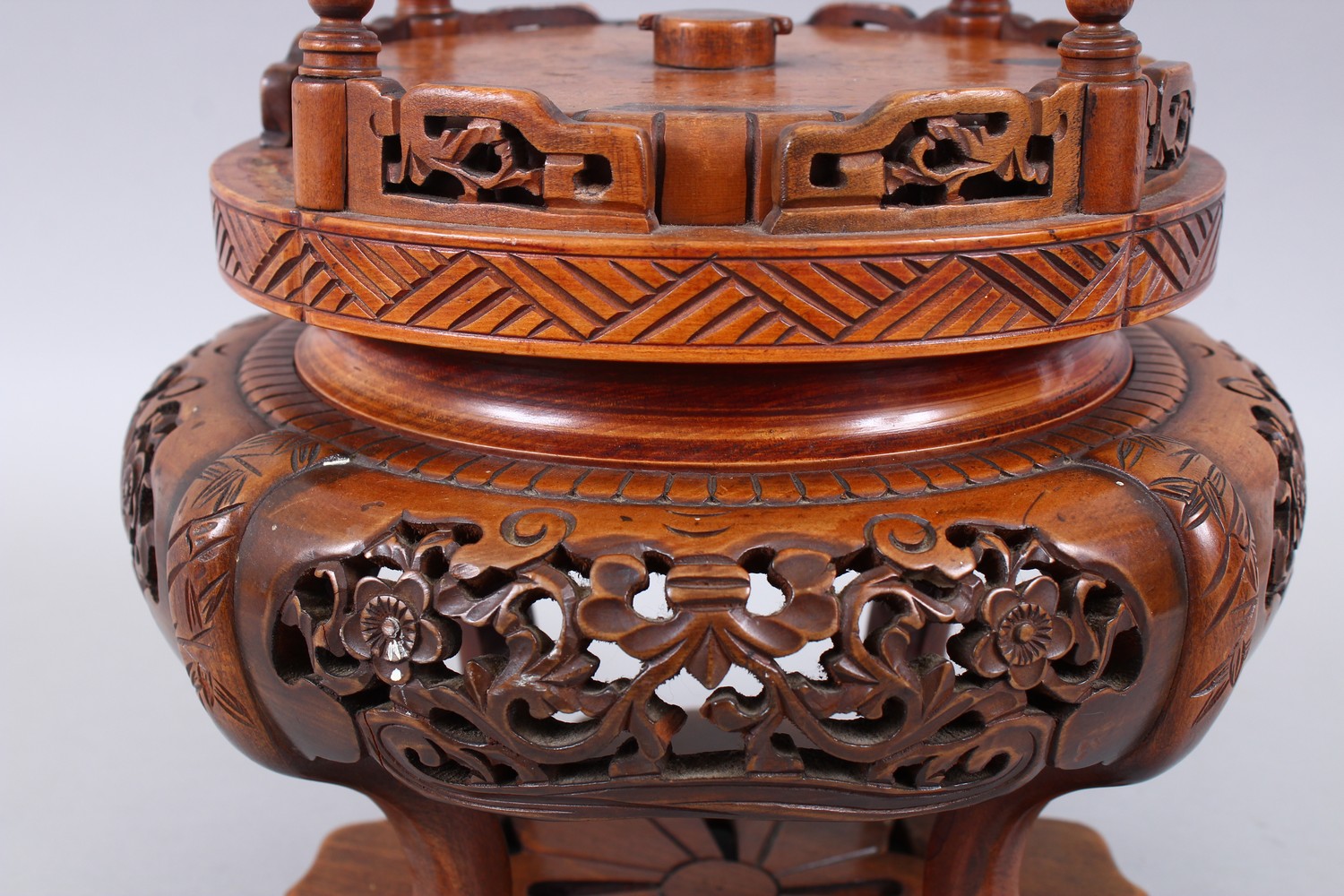 A VERY GOOD 19TH CENTURY CHINESE HARDWOOD ROTATING STAND, with carved and pierced panels of floral - Bild 2 aus 6