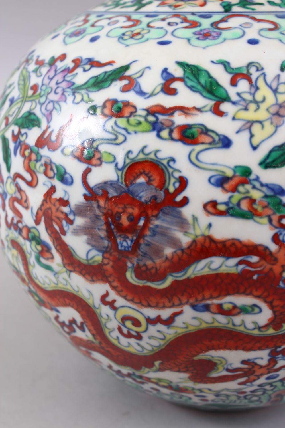A GOOD CHINESE KANGXI STYLE DOUCAI PORCELAIN BOTTLE VASE, decorated with dragons surrounded by - Image 6 of 11