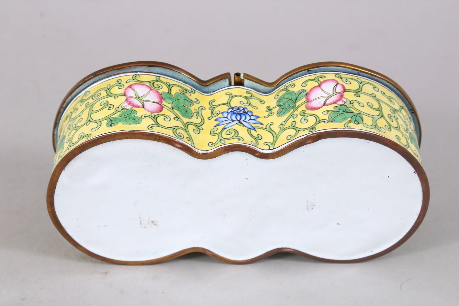 A GOOD 19TH / 20TH CENTURY CHINESE CANTON ENAMEL HINGED & LIDDED BOX IN THE FORM OF A BAT, with - Image 4 of 4