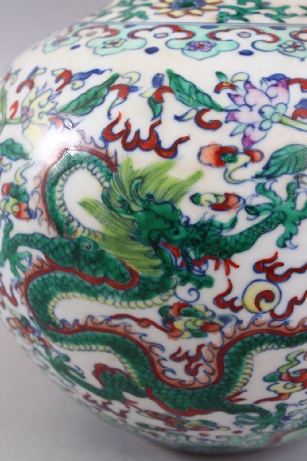 A GOOD CHINESE KANGXI STYLE DOUCAI PORCELAIN BOTTLE VASE, decorated with dragons surrounded by - Image 5 of 11