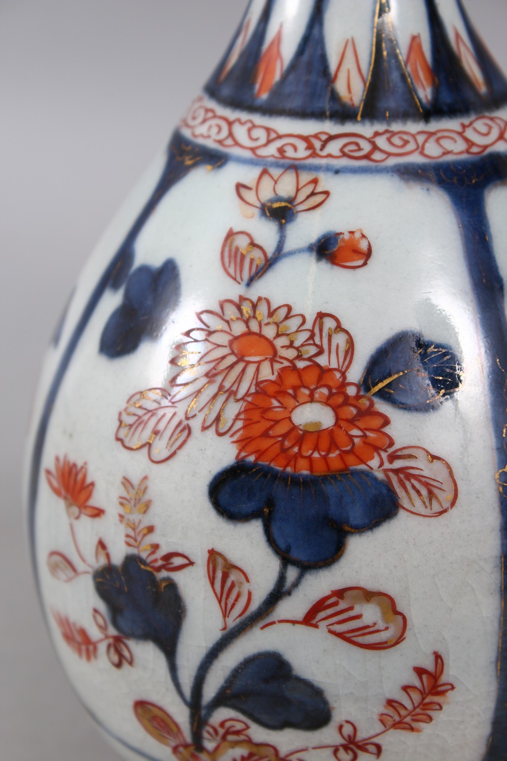 A GOOD JAPANESE EDO PERIOD IMARI PORCELAIN BOTTLE VASE, with panels of floral display with gilt - Image 5 of 8