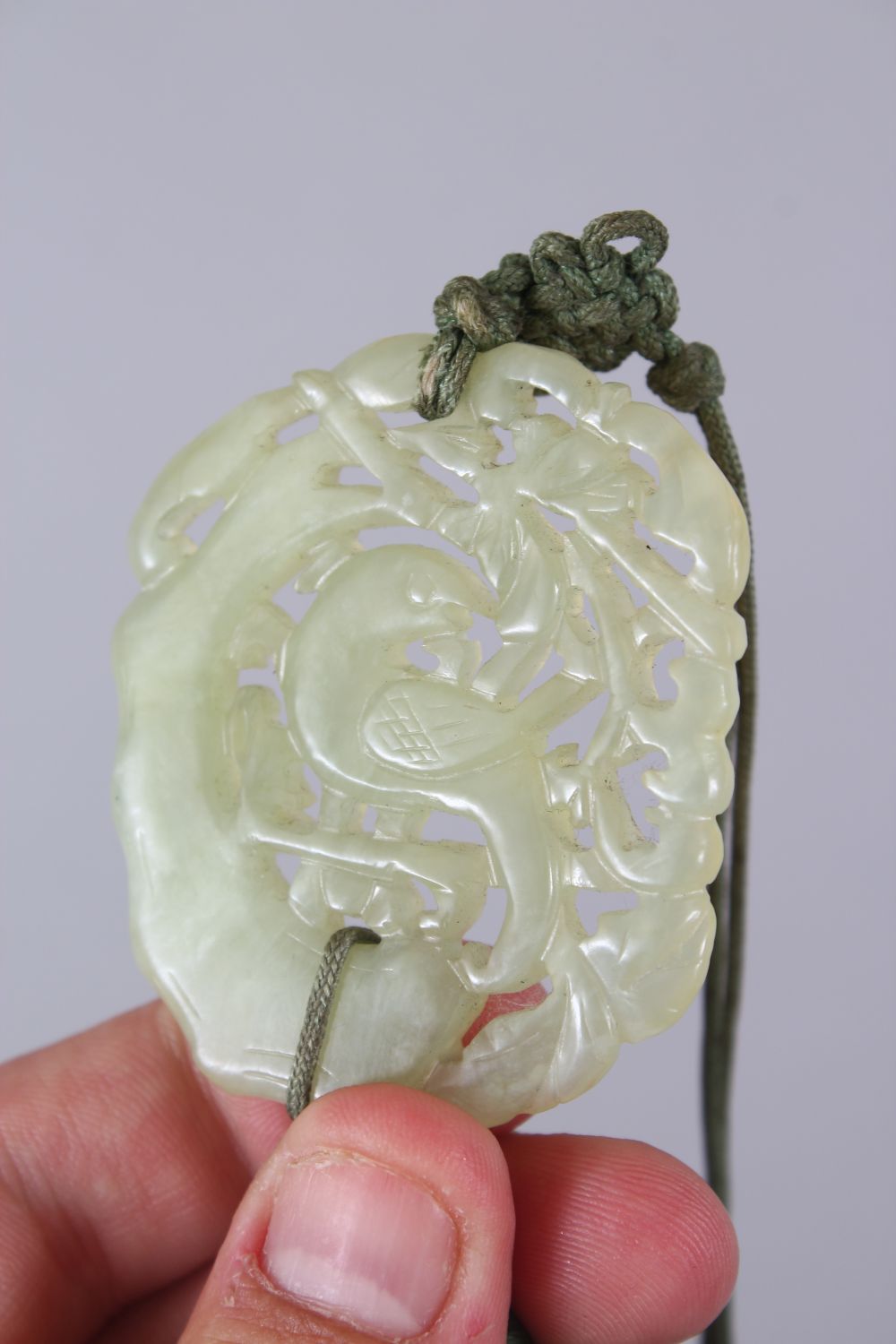 A GOOD 19TH / 20TH CENTURY CHINESE CARVED JADE OF A PARROT, complete with a silk tassel set, 5.5cm - Image 3 of 3