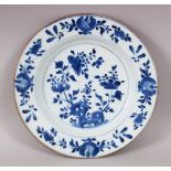 A GOOD CHINESE KANGXI PERIOD BLUE & WHITE PORCELAIN PLATE, decorated with lotus sprays, 22cm