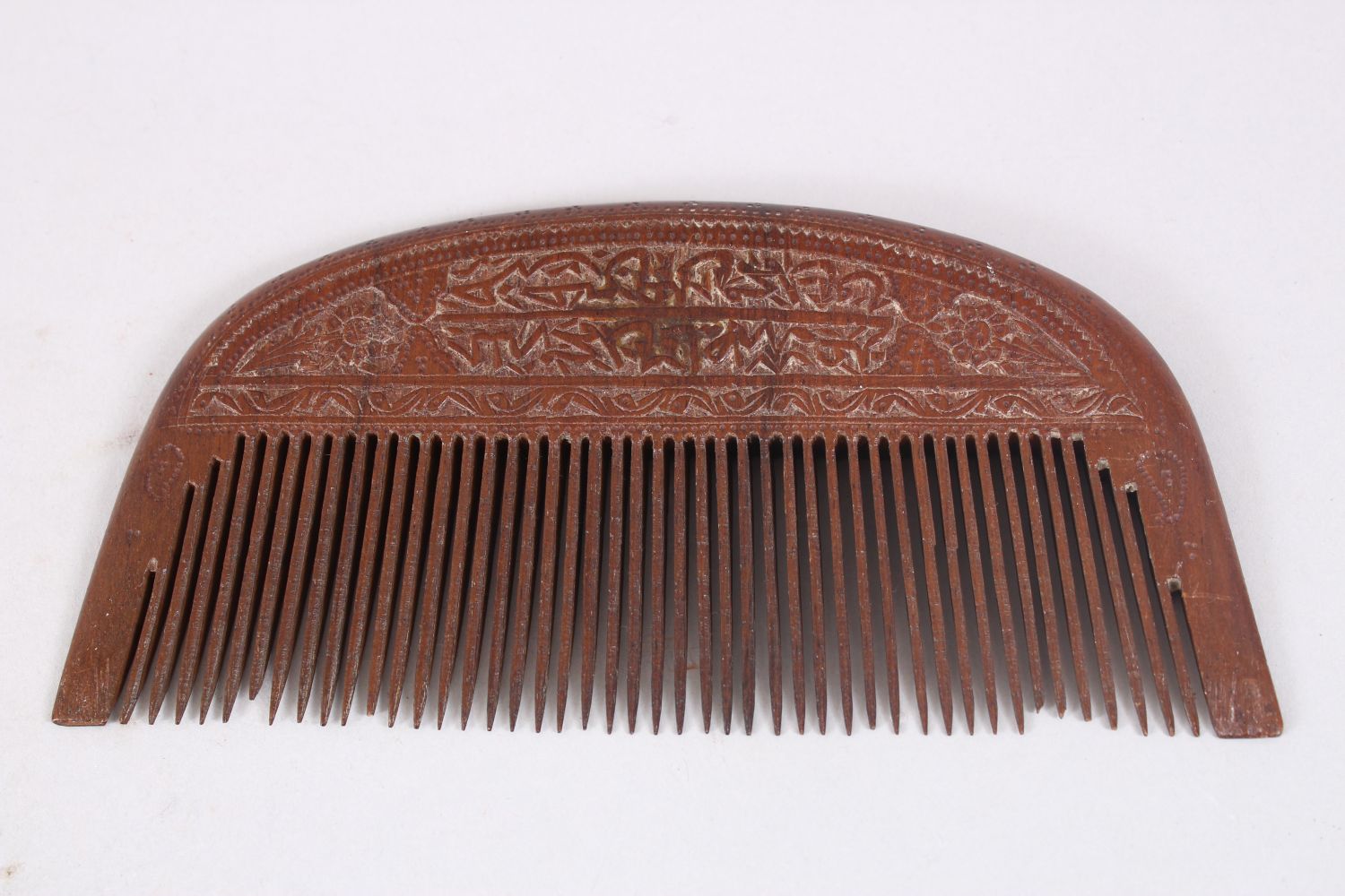 AN 18TH - 19TH CENTURY PERSIAN QAJAR CARVED WOODEN COMB, with carved scripture and foliage, 16.5cm - Image 2 of 4