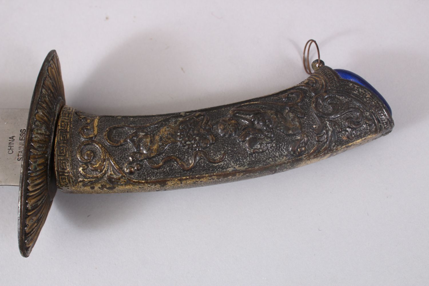 A GOOD CHINESE LION DOG DAGGER, the sheath with moulded lion dogs with balls, the blade engraved - Image 3 of 4