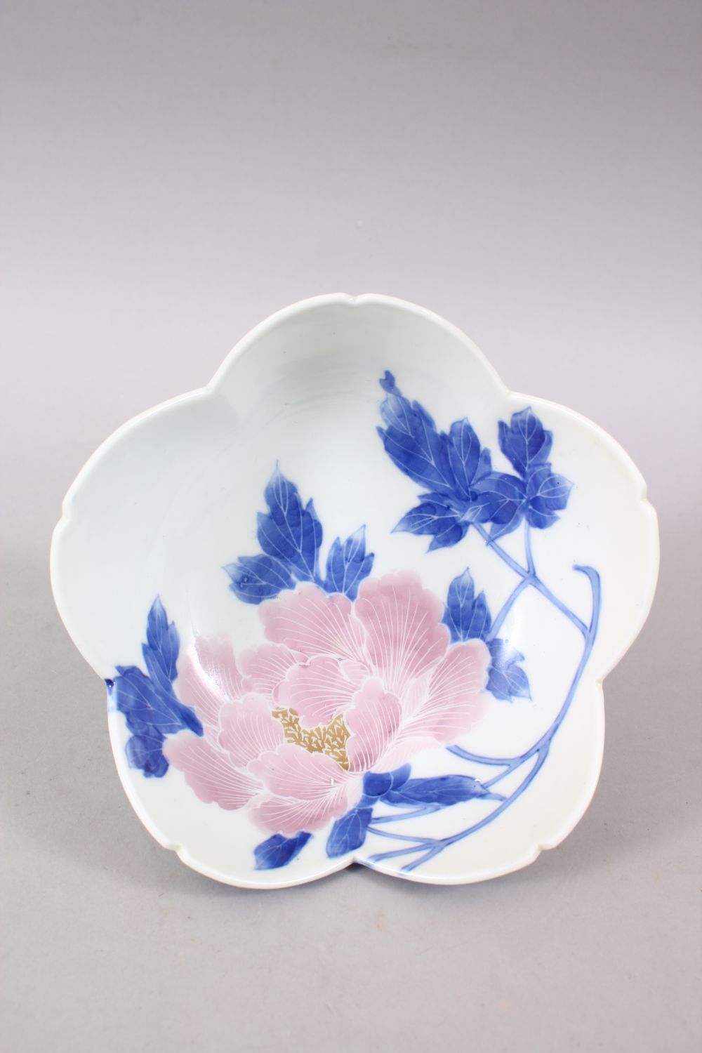 A GOOD JAPANESE MEIJI PERIOD BLUE & WHITE LEAF FORMED BOWL, decorated with blue & pink floral - Image 2 of 4