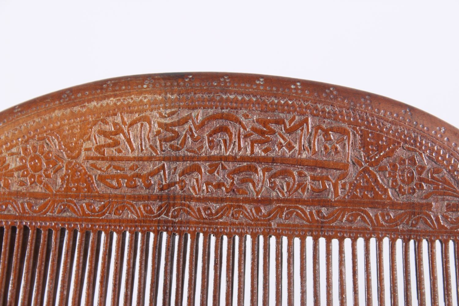 AN 18TH - 19TH CENTURY PERSIAN QAJAR CARVED WOODEN COMB, with carved scripture and foliage, 16.5cm - Image 4 of 4