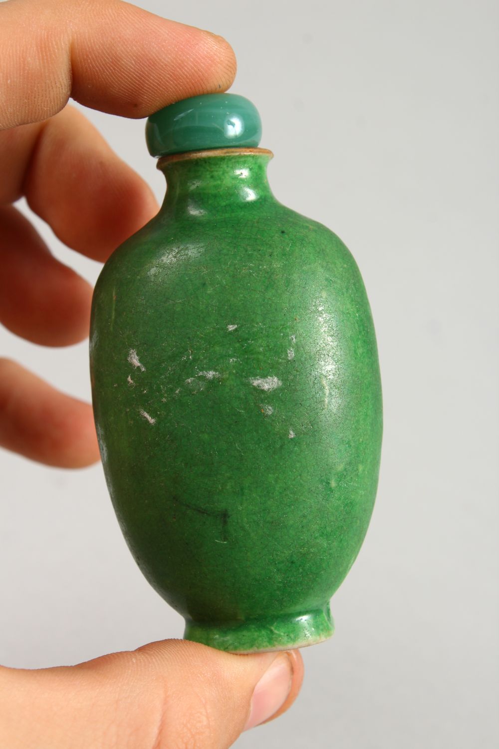 A CHINESE GREEN GROUND PORCELAIN SNUFF BOTTLE AND STOPPER, 8.5CM. - Image 5 of 11