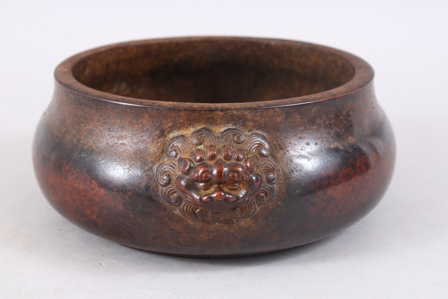 A HEAVY QUALITY CHINESE BRONZE CENSER, with moulded lion dog mask handles and a maker’s mark pressed - Image 4 of 8