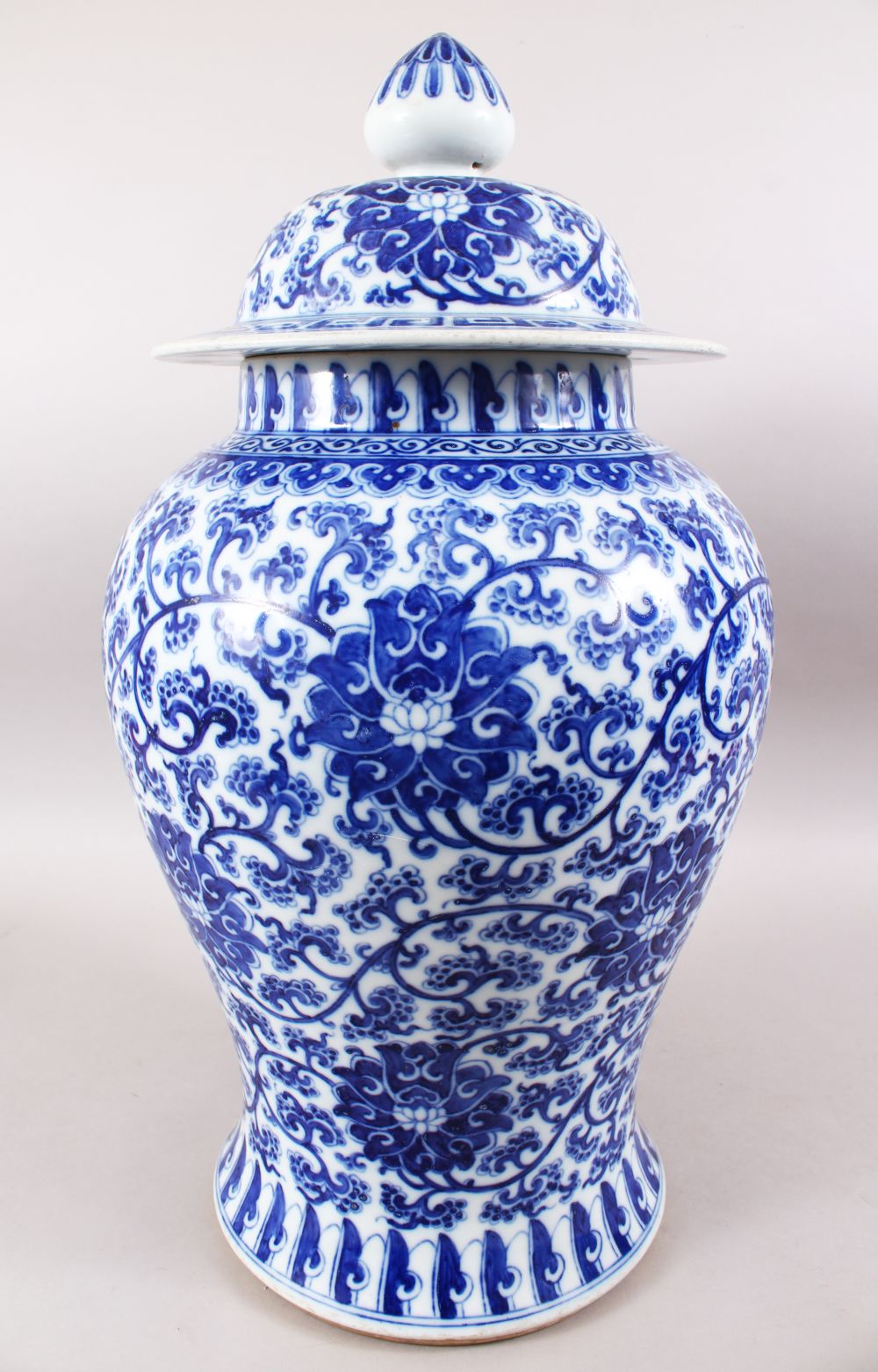 A LARGE CHINESE BLUE & WHITE PORCELAIN LIDDED JAR, the body decorated with scenes of formal