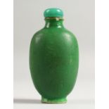 A CHINESE GREEN GROUND PORCELAIN SNUFF BOTTLE AND STOPPER, 8.5CM.